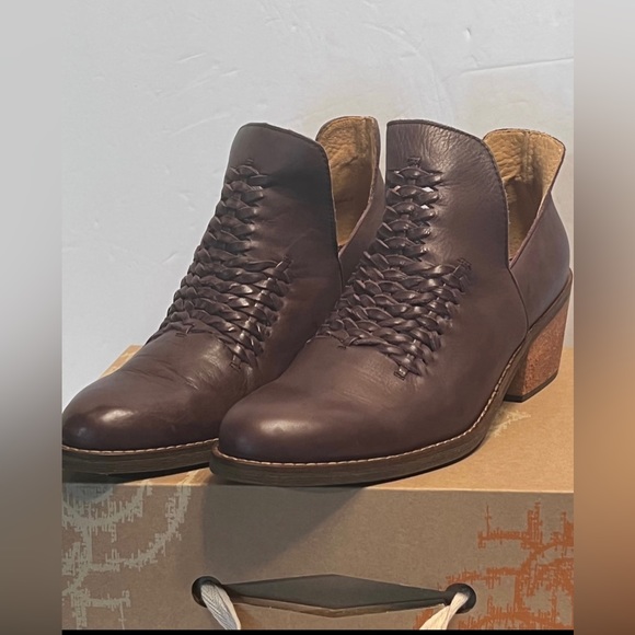 Women Leather  Latigo  Ankle Boots size 9.5 - Picture 13 of 16